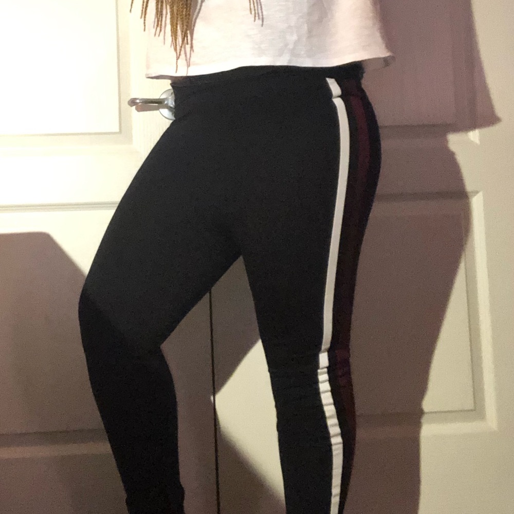 Black leggings w/ stripes 💫